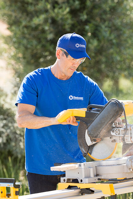 craftsmen using power saw 